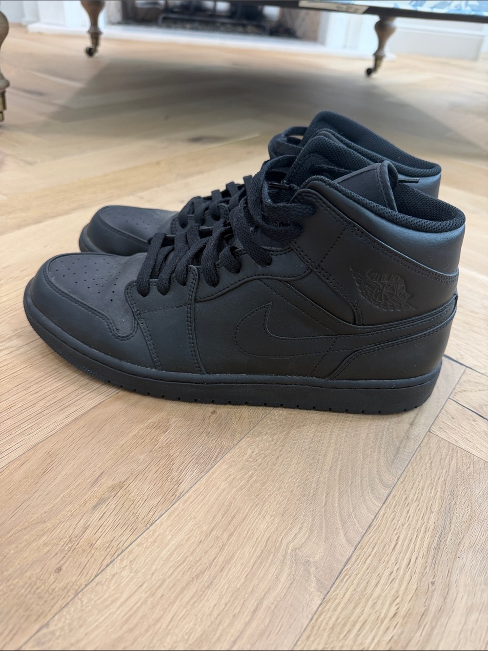 Air Jordan 1 Mid "Triple Black"